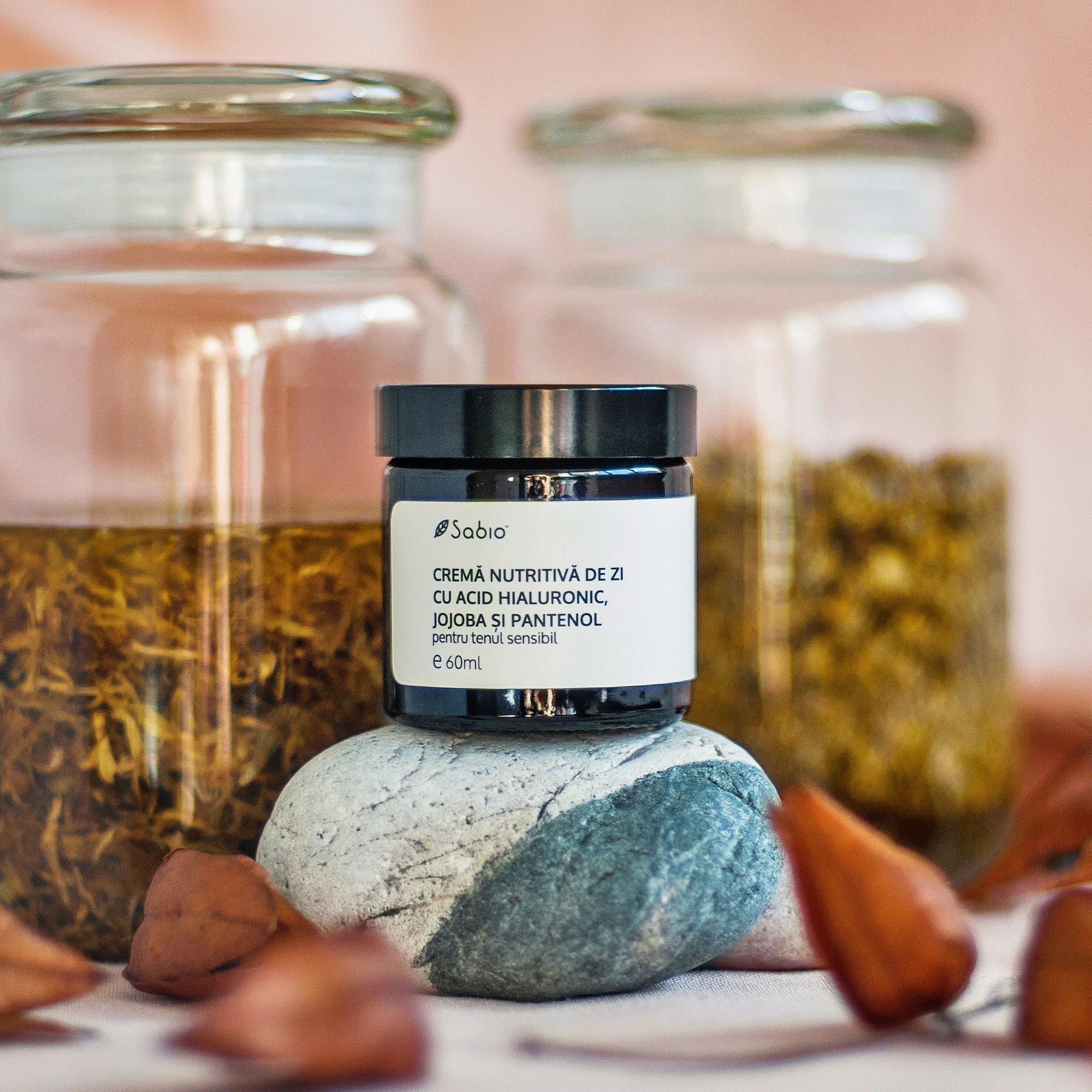 Mici secrete, mari efecte pentru pielea ta, iarna  – cum îți protejezi buzele, mâinile și tenul